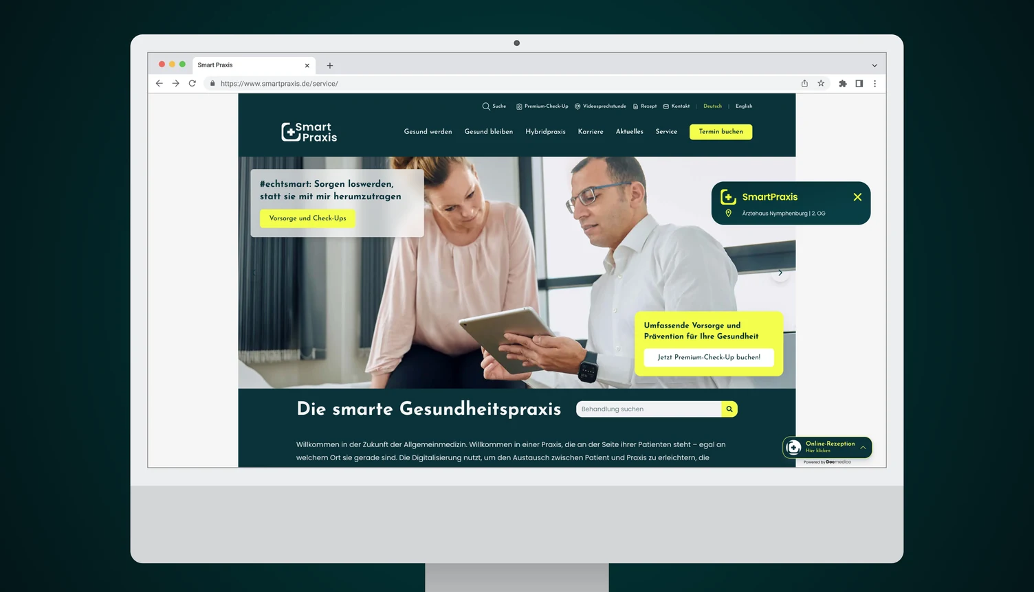 Smart Praxis website with Gesund werden and Gesund bleiben in the primary navigation, an online reception widget and a premium check-up call to action